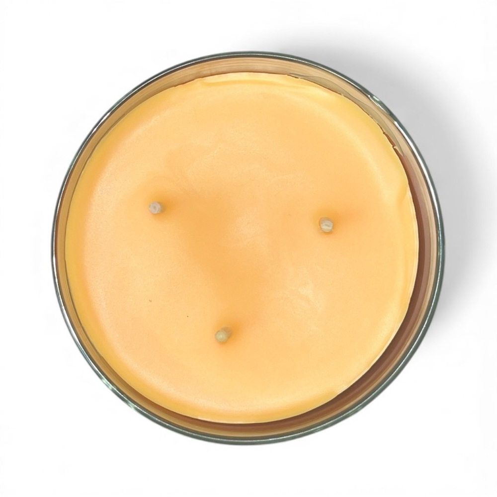 Goose Creek X Peanuts 75 Years Crisp Fall Days 14.5 oz 3-wick Soy Candle - Picture 4 of 4